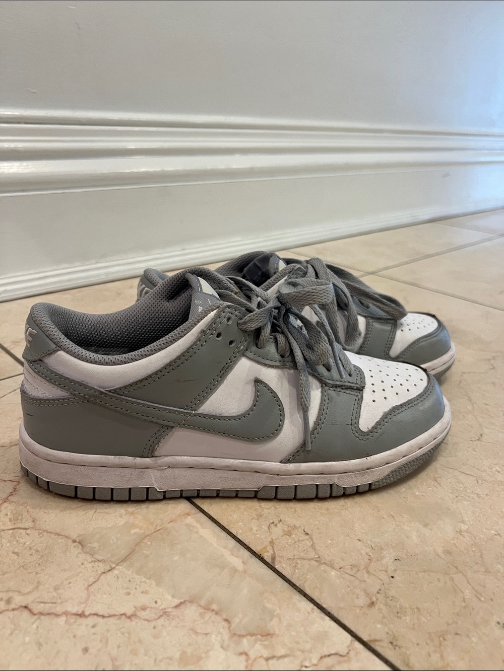 Nike Kids Low-Top Sneakers in Gray and White